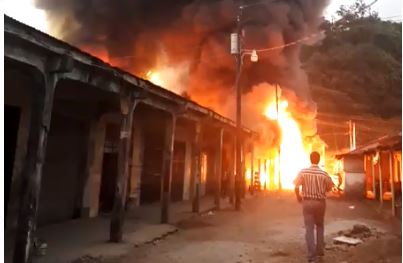 El incendio ocurrió en el mercado cantonal de Santo Tomás de Castilla, Puerto Barrios, Izabal. (Foto Prensa Libre: Cortesía)