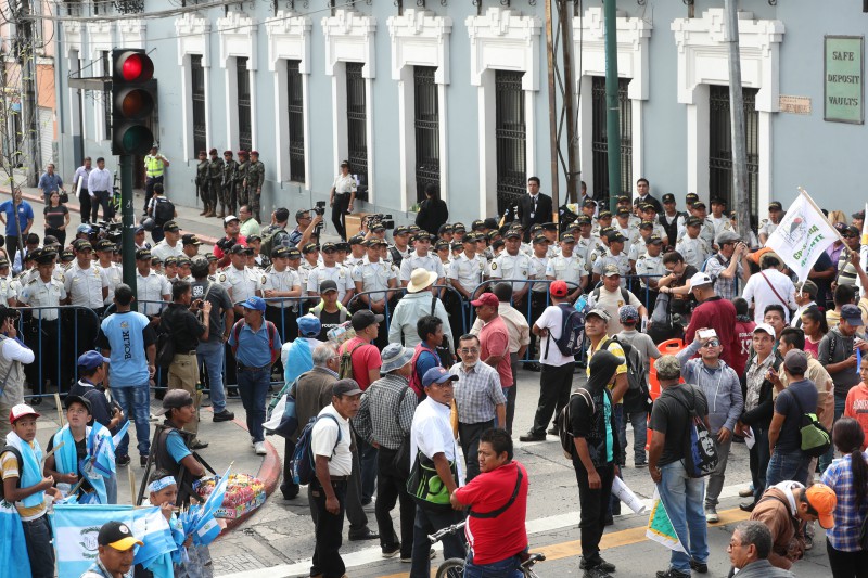 Manifestantes protestaron frente al Congreso de la República esta semana, cuestionando tanto a ese organismo como al presidente Jimmy Morales. (Foto, Prensa Libre: Hemeroteca PL).