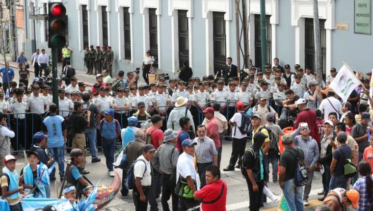 Manifestantes protestaron frente al Congreso de la República esta semana, cuestionando tanto a ese organismo como al presidente Jimmy Morales. (Foto, Prensa Libre: Hemeroteca PL).