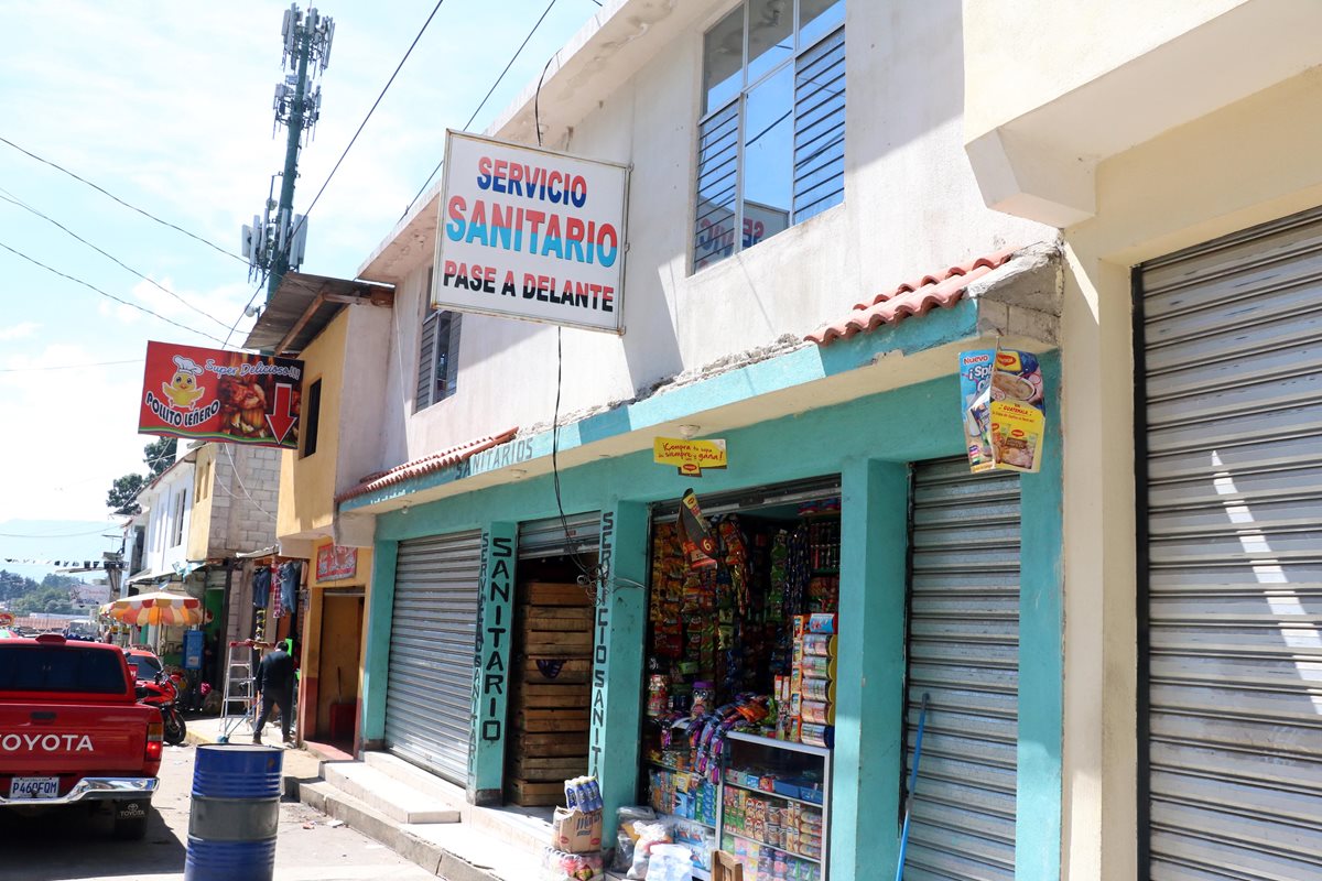 En los locales construidos a un costado del Zoológico Minerva de Quetzaltenango funcionan varios comercios. (Foto Prensa Libre: Carlos Ventura)