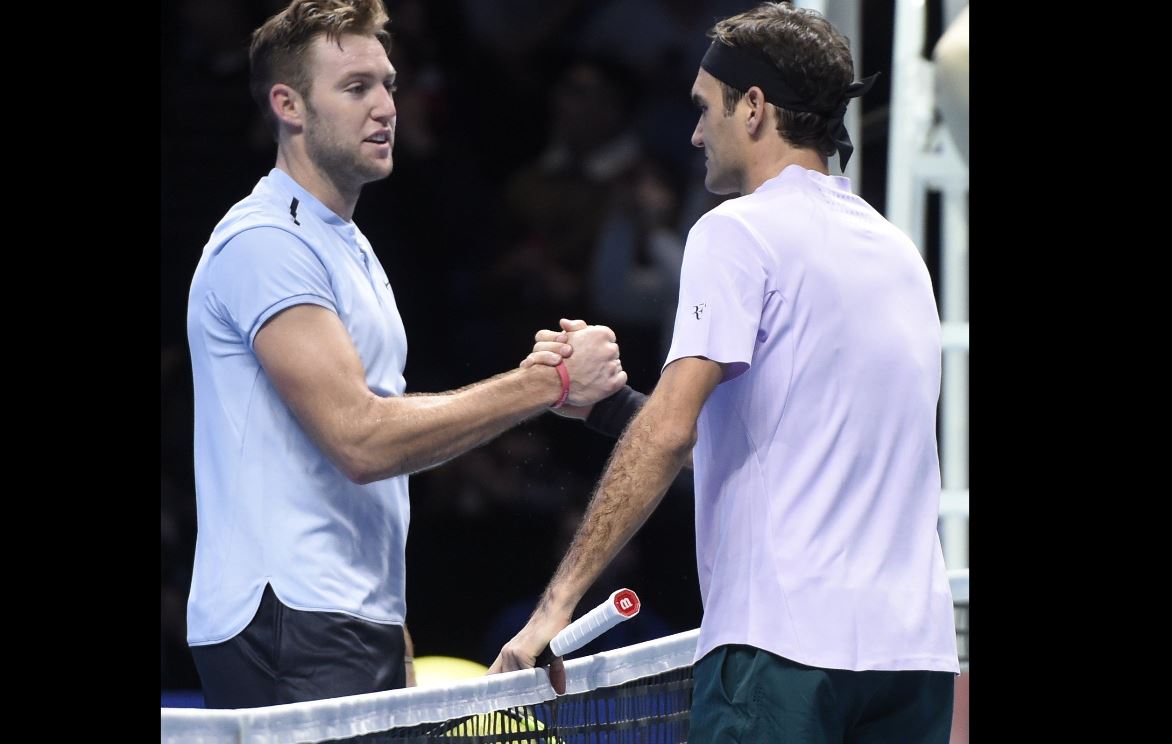 Roger Federer le da la mano a Jack Sock al finalizar el juego entre ambos en el Masters. (Foto Prensa Libre: EFE)