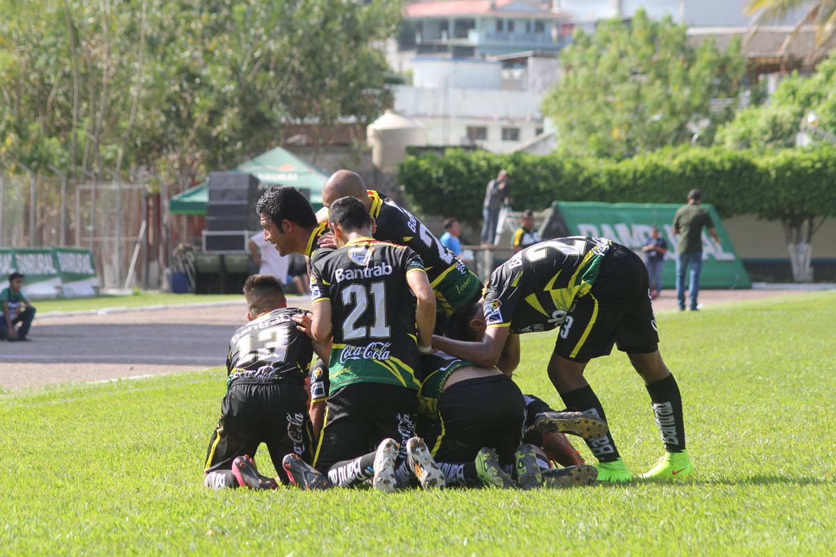 Los jugadores de Deportivo Marquense festejan tras la segunda anotación del juego. (Foto Prensa Libre: Hugo Oliva)