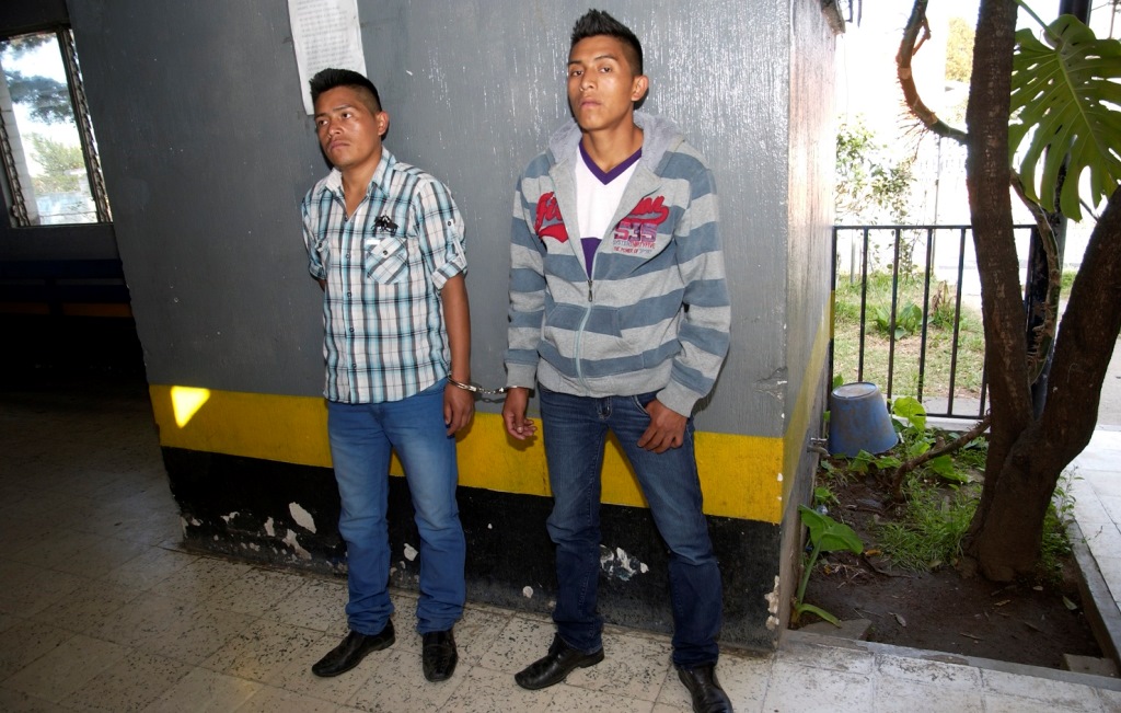 Los hermanos Mario y Juan Lindo Cortez fueron capturados por elementos del DEIC de Sololá y de la PNC de Chichicastenango, Quiché, sindicados por el delito de homicidio. (Foto Prensa Libre: Óscar Figueroa)