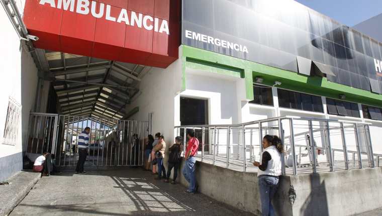 Pacientes esperan frente a la emergencia del Hospital General de Enfermedades del IGSS (Foto Prensa Libre: Archivo)