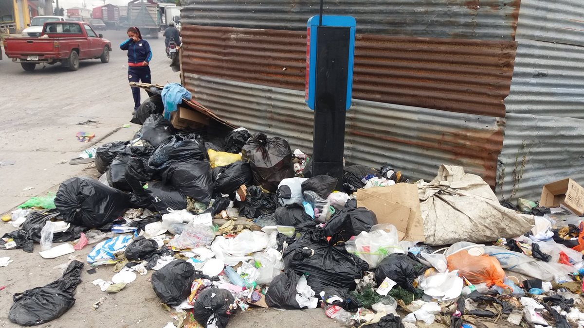 Bolsas de basura impiden el paso de peatones en varias calles de Xela. (Foto Prensa Libre: María José Longo)