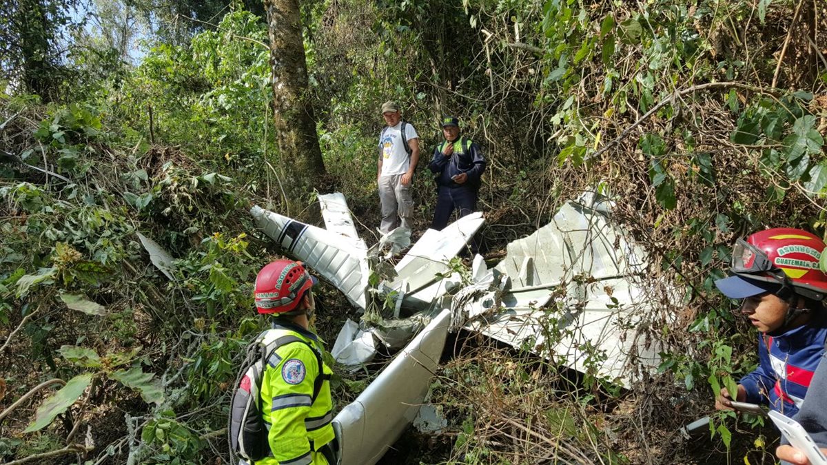Socorristas ubican cadáver de joven que se accidentó en una avioneta el miércoles último en el Volcán de Agua. (Foto Prensa Libre: Bomberos Municipales Departamentales)