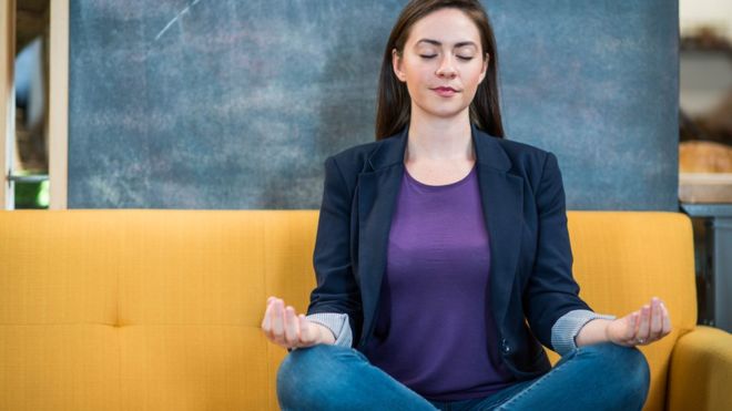 Ser consciente de uno mismo a través de herramientas como la meditación puede impulsar nuestro bienestar mental y físico. (Foto Prensa Libre: Getty Images)
