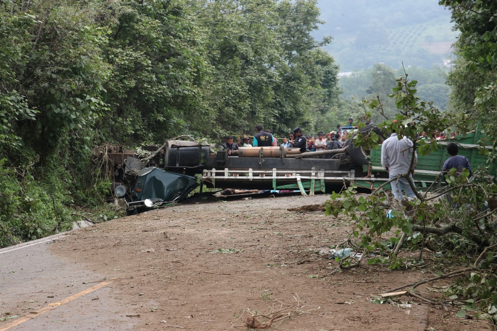 El piloto murió y dos ayudantes resultaron heridos al volcar camión en ruta a San Andrés Itzapa, Chimaltenango. (Foto Prensa Libre: Víctor Chamalé)