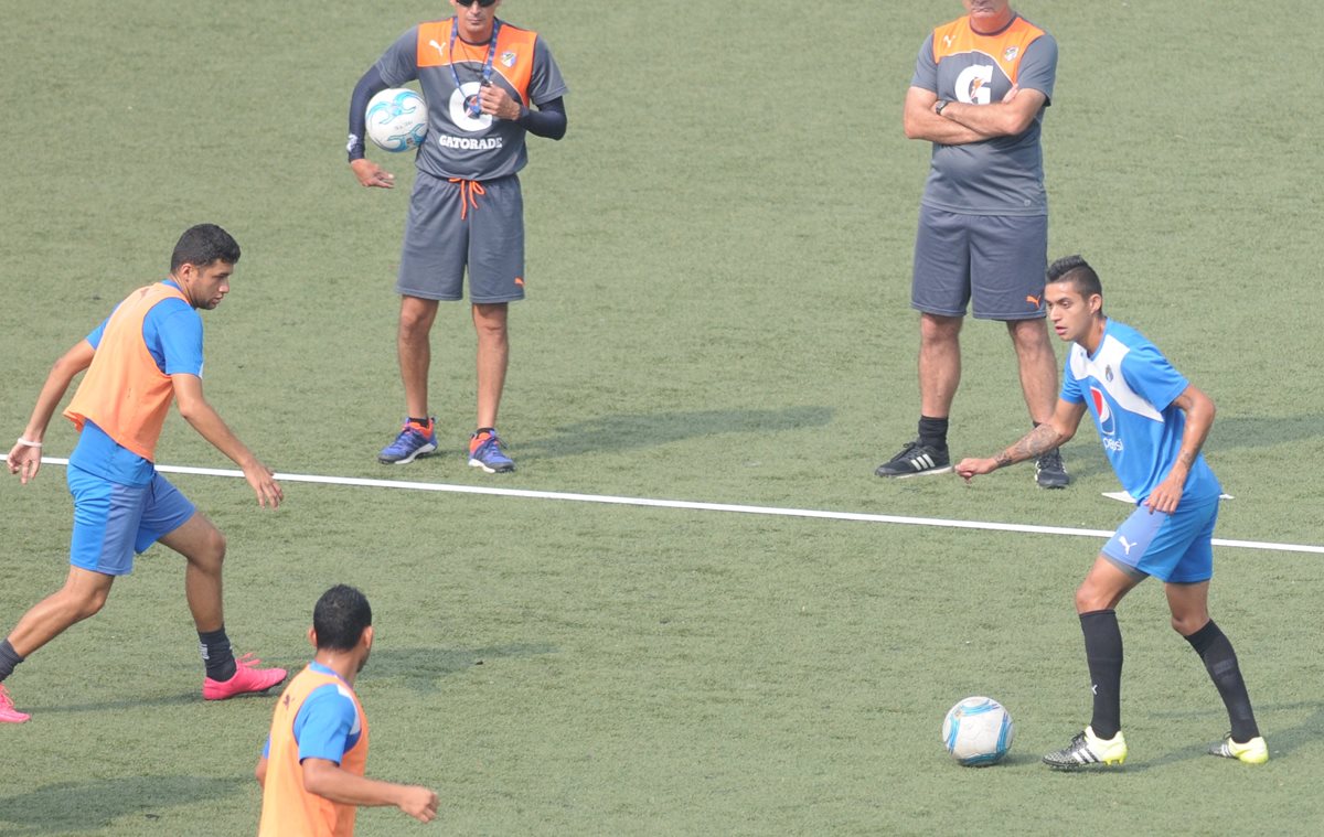 Jorge Aparicio toca el balón durante el entrenamiento albo, realizado este jueves, en el estadio Cementos Progreso.(Foto Prensa Libre: Jeniffer Gómez)