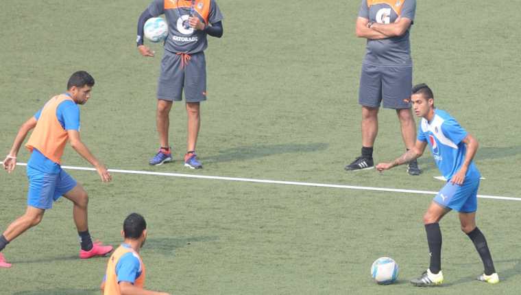 Jorge Aparicio, toca el balón durante el entrenamiento albo realizado este jueves en el estadio Cementos Progreso.(Foto Prensa Libre: Jeniffer Gómez).