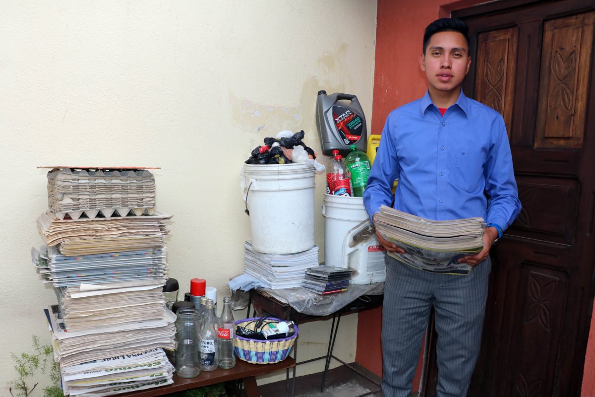 Abner Pérez muestra parte de lo que recicla en su vivienda en la zona 3 de Xela. (Foto Prensa Libre: Carlos Ventura)