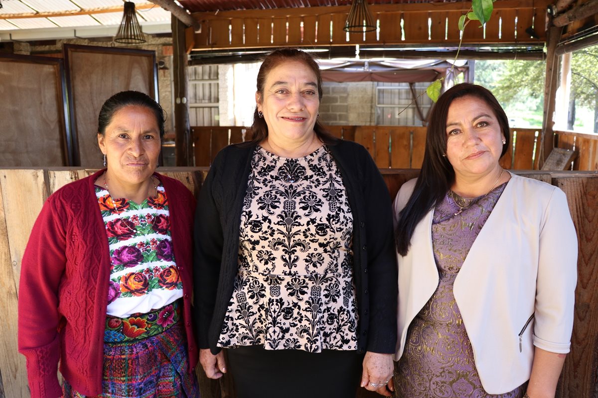 De izquierda a derecha, María Lucas, Aury Cifuentes y Lucila Ramirez, las tres maestras homenajeadas. (Foto Prensa Libre: María José Longo)