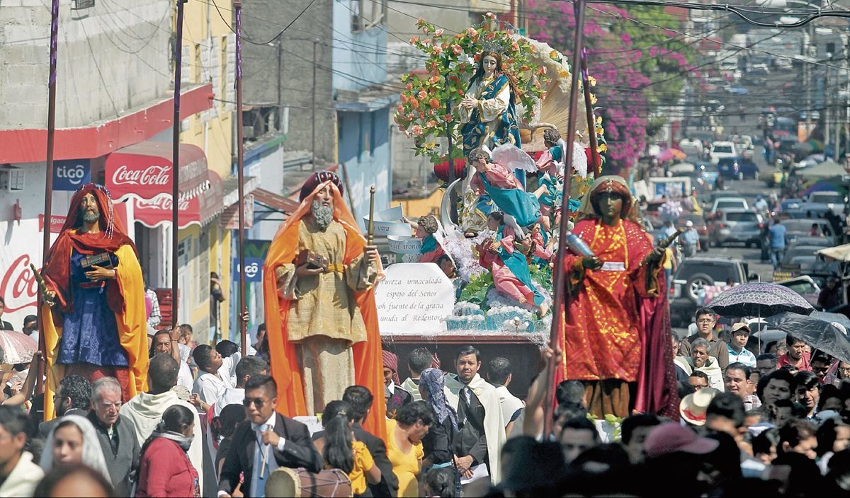 La imagen de la Inmaculada Concepción Virgen de los Reyes, en la zona 8 capitalina, en un rezado que data de 1755 y que es reconocido como uno de los más antiguos en el país. (Foto Hemeroteca PL)