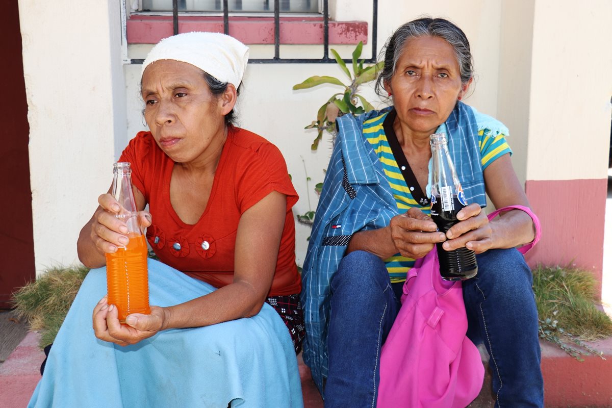 Familiares de Crisanto García esperan afuera de la morgue de Chiquimula, mientras le practican la necropsia a su pariente ultimado a balazos. (Foto Prensa Libre: Mario Morales)