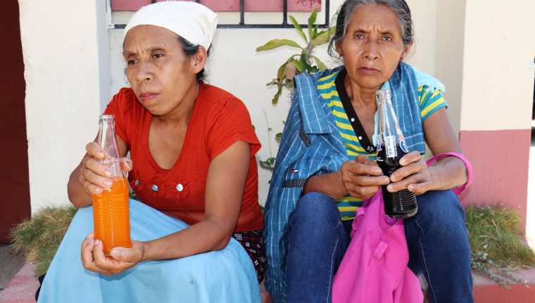 Familiares de Crisanto García esperan afuera de la morgue de Chiquimula, mientras le practican la necropsia a su pariente ultimado a balazos. (Foto Prensa Libre: Mario Morales)