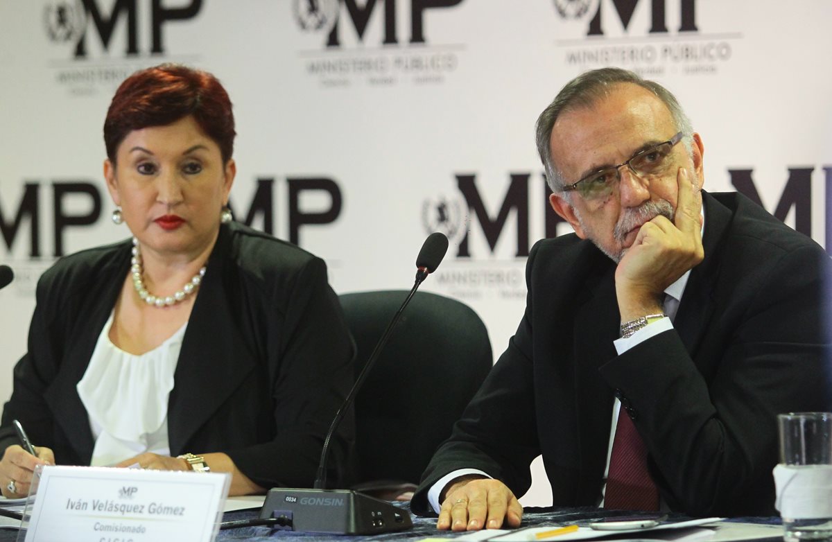 Thelma Aldana e Iván Velásquez durante la conferencia de prensa que reveló el financiamiento electoral ilícito del partido FCN Nación. (Foto Prensa Libre: Hemeroteca PL)