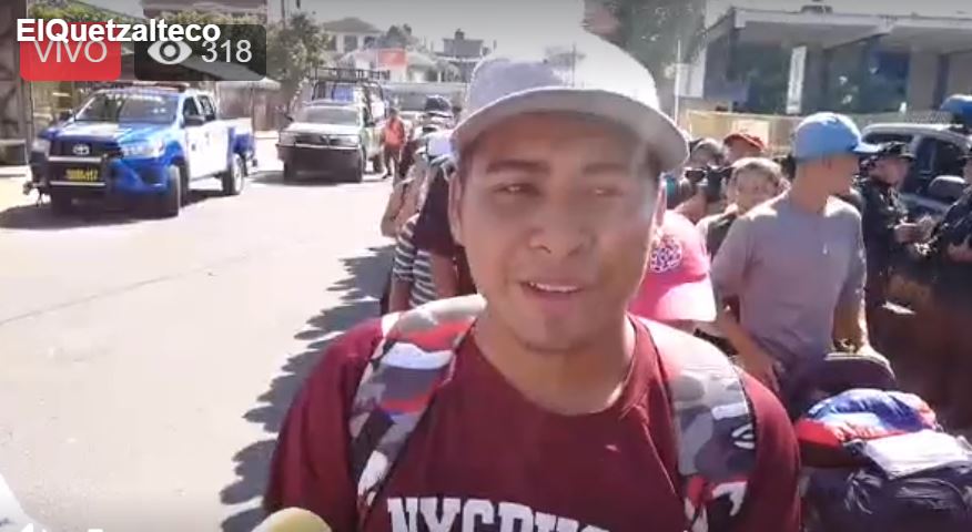 Migrantes salvadoreños, con sus documentos de identificación o de viaje en mano, intentarán ingresar a México. (Foto Prensa Libre: Mynor Toc)