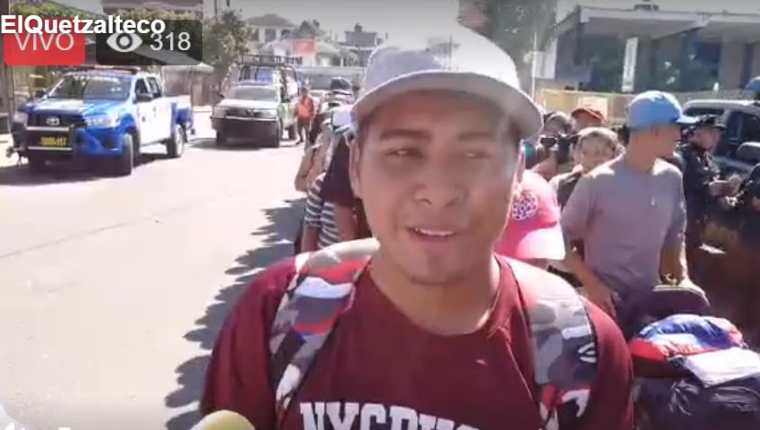 Migrantes salvadoreños, con sus documentos de identificación o de viaje en mano, intentarán ingresar a México. (Foto Prensa Libre: Mynor Toc)