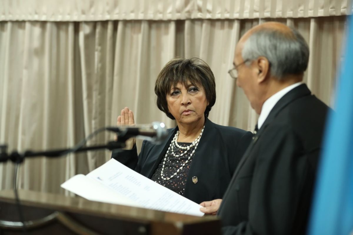 Ileana Alamilla al prestar juramento como presidenta de la APG, el lunes 15. (Foto Prensa Libre: Hemeroteca PL).