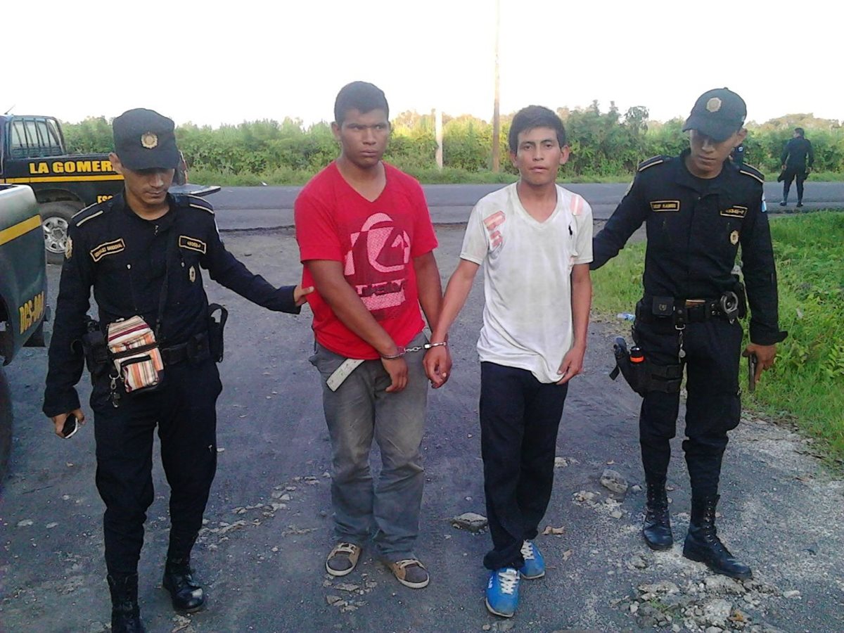 Capturados son trasladados a un juzgado en la cabecera de Escuintla por agentes de la PNC. (Foto Prensa Libre: PNC)