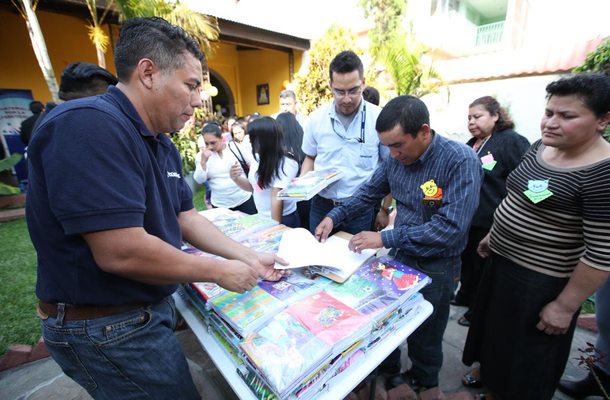 Para apoyar el aprendizaje se les entregó una bolsa con útiles escolares a los estudiantes. (Foto Prensa Libre: Paulo Raquec)