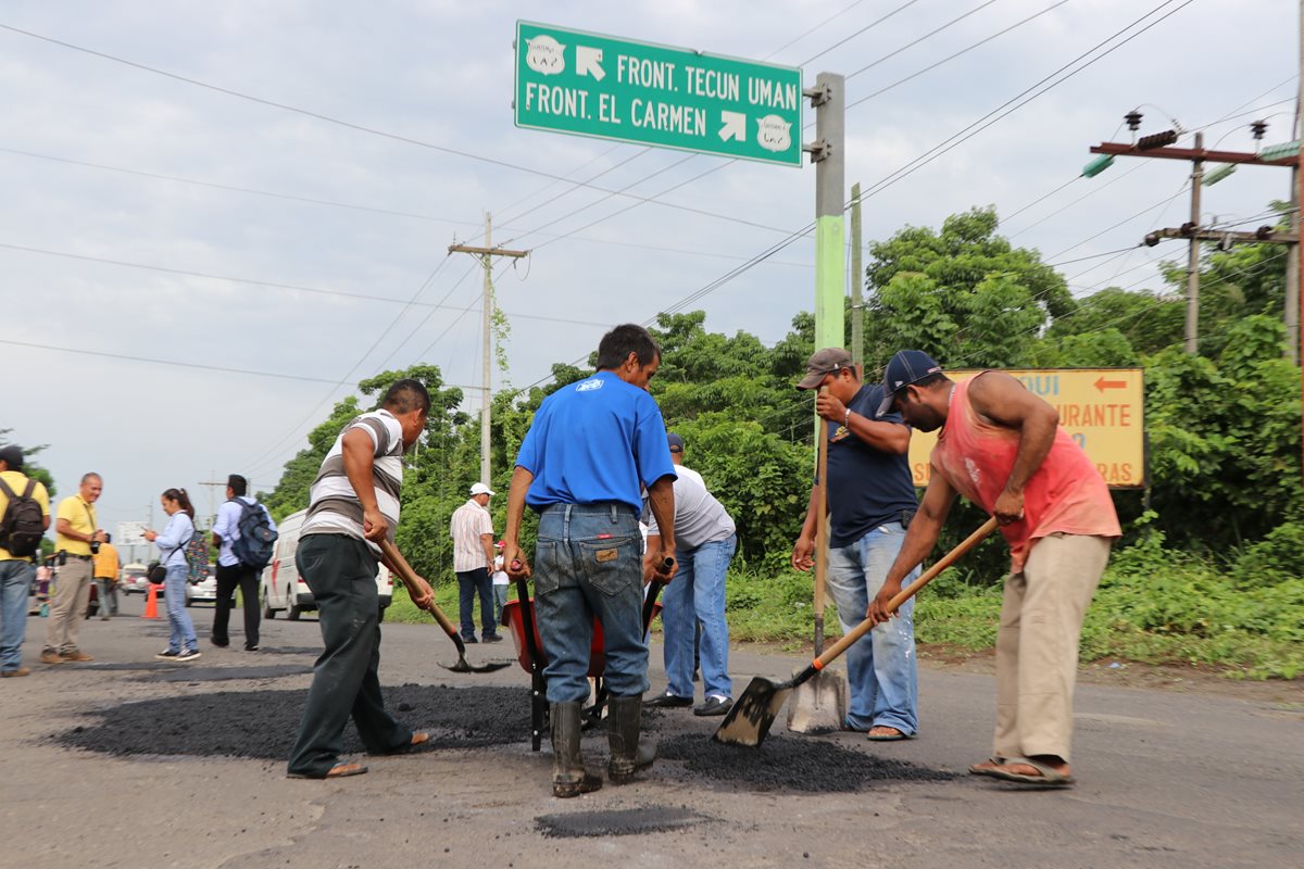 Vecinos trabajaron por varias horas para arreglar la ruta.(Foto Prensa Libre: Whitmer Barrera.)