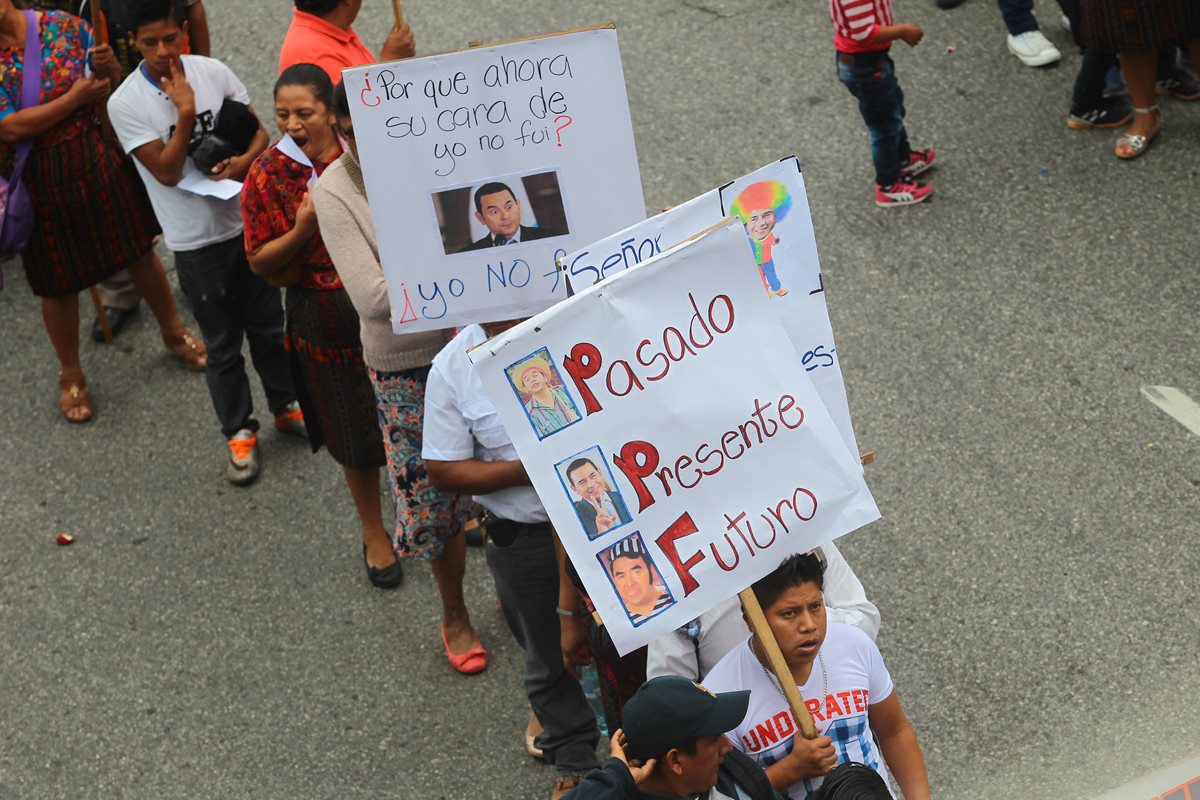 Las críticas durante la marcha en conmemoración del 20 de octubre, se centraron en la gestión de Jimmy Morales. (Foto Prensa Libre: Hemeroteca PL)
