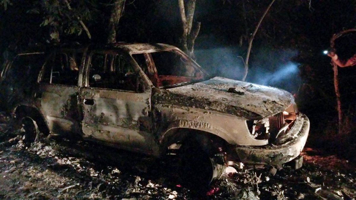 Autoridades aún no determinan si en el vehículo hay restos de fallecidos. (Foto Prensa Libre: Dony Stewart)