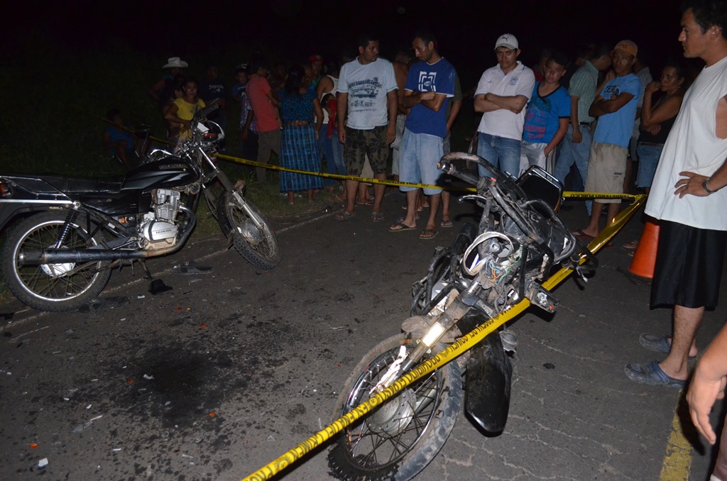 Lugar donde ocurrió el accidente de tránsito en la ruta hacia Champerico. (Foto Prensa Libre: Jorge Tizol).