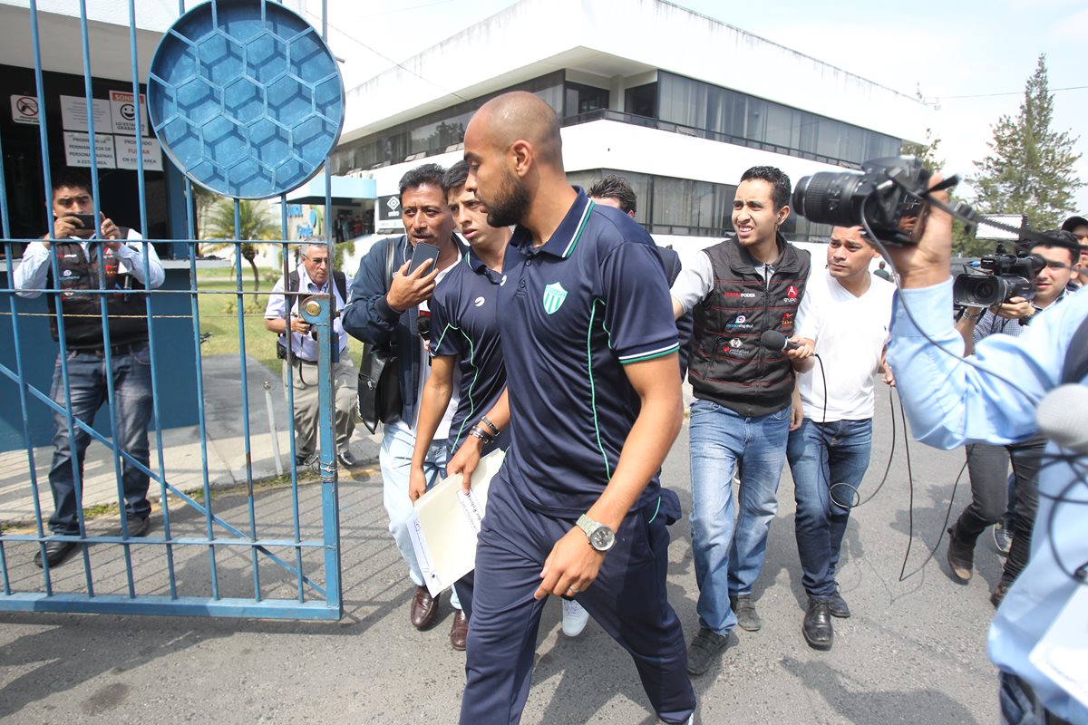 Los jugadores implicados llegaron a la Fedefut. (Foto Prensa Libre: Carlos Vicente)
