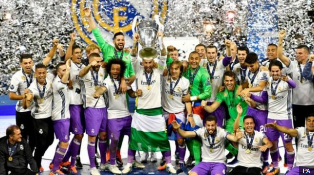 Real Madrid ganó su tercera Champions en cuatro años, convirtiéndose en el primer equipo en ganar dos ligas de campeones de manera consecutiva.