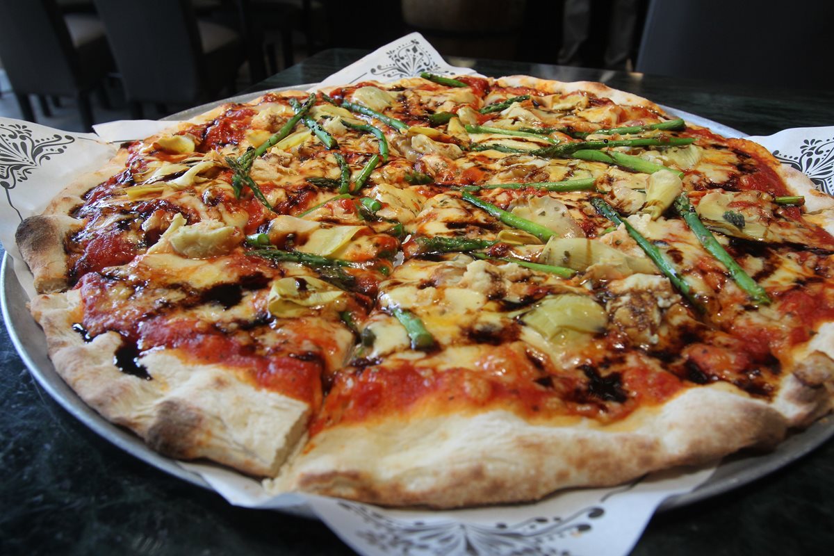 La pizza es un plato de origen italiano que está pensado para comer de paso y con la mano. (Foto Prensa Libre: Anna Lucía Ibarra).