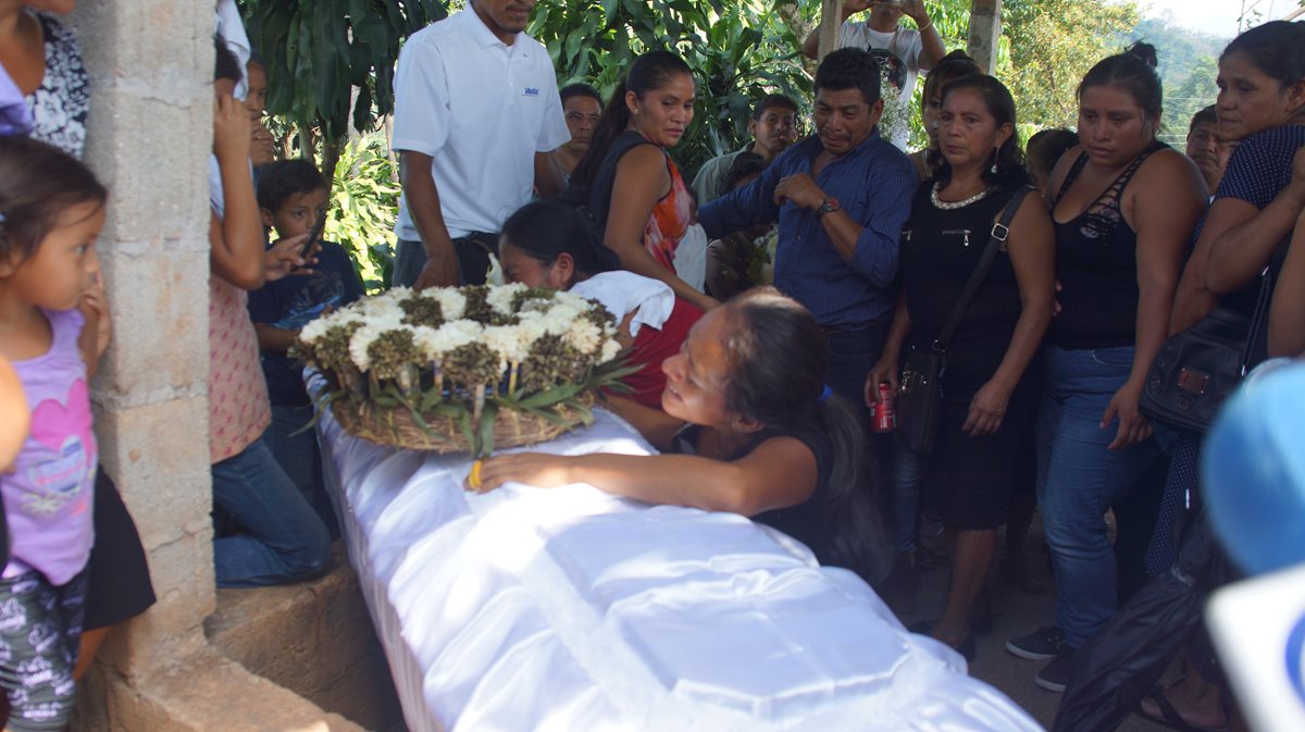 Familiares lloran sobre el féretro de Yoselin, una de las 40 víctimas de la tragedia en el Hogar Seguro Virgen de la Asunción. (Foto Prensa Libre: Whitmer Barrera)