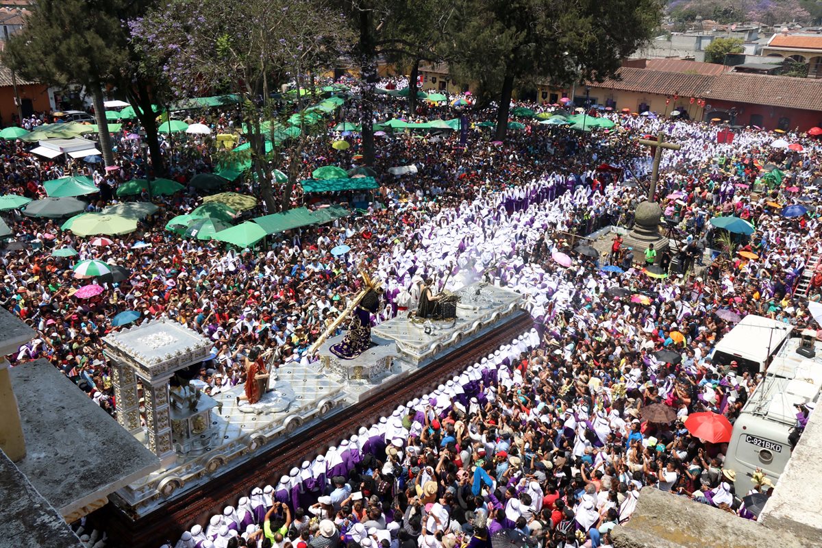 Miles de personas observan la salida del cortejo procesional de Jesús de la Merced en su recorrido de la Reseña. (Foto Prensa Libre: Renato Melgar)