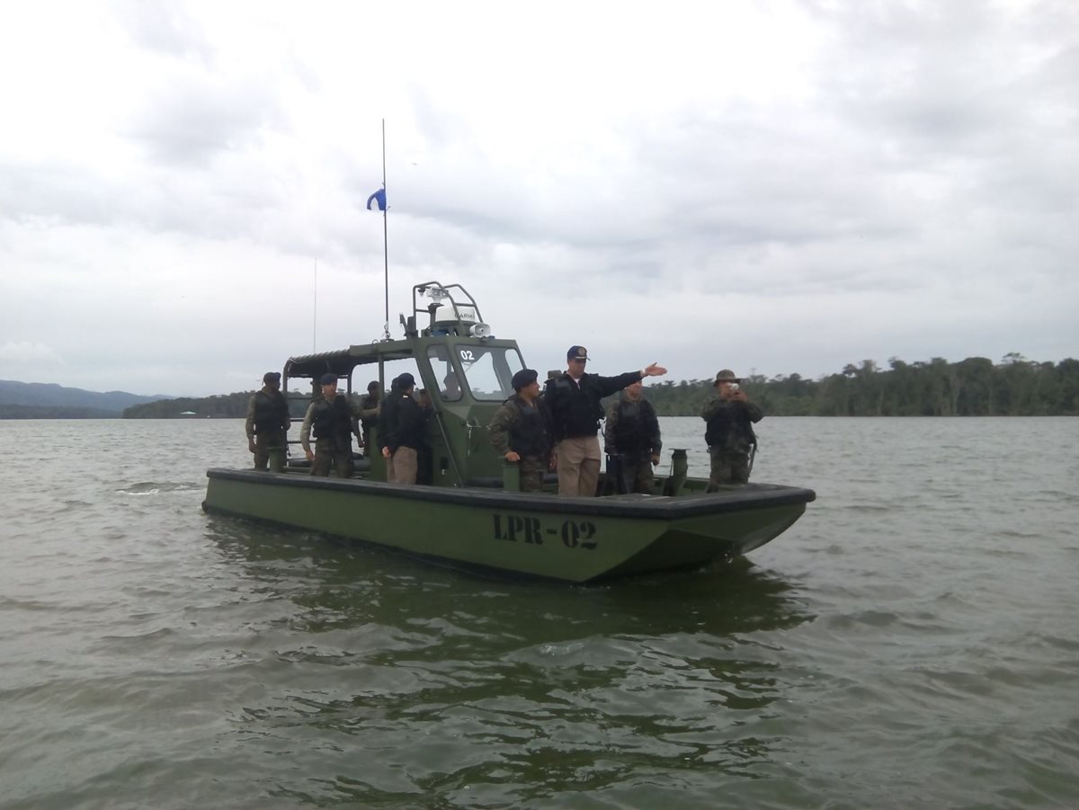 Elementos de la Marina efectúan operativos de reconocimiento en área limítrofe con Belice, en Lívingston, Izabal. (Foto Prensa Libre: Dony Stewart)