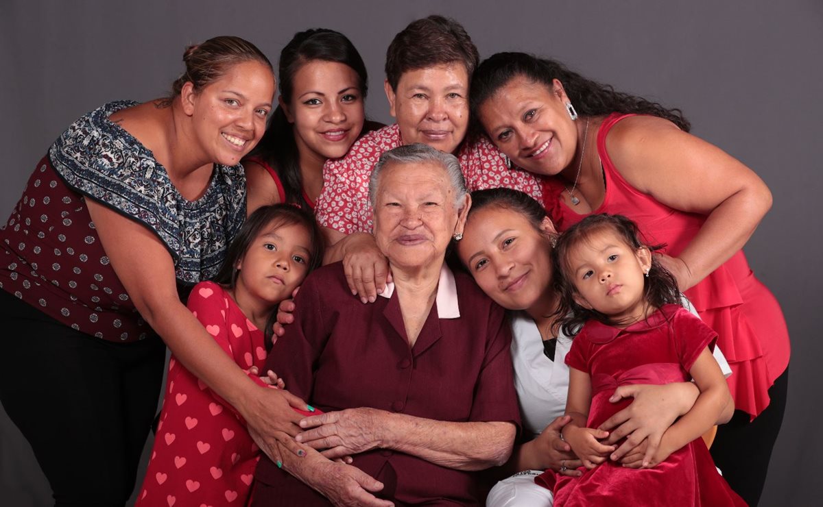 Tatarabuela, bisabuela, abuela, hija y nieta de la familia Hernández Cornejo. (Foto Prensa Libre: Carlos Hernández)
