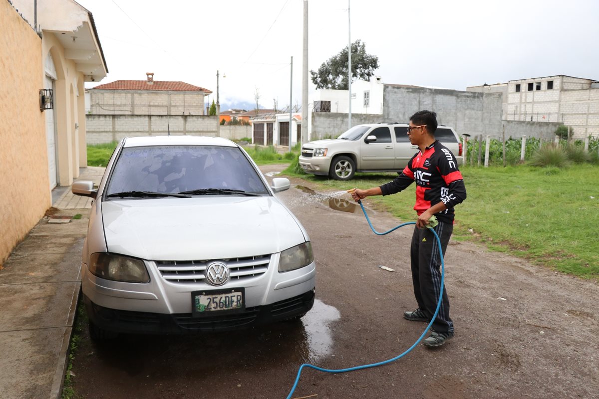 Autoridades hacen un llamado para racionar el uso del agua. (Foto Prensa Libre: María José Longo)