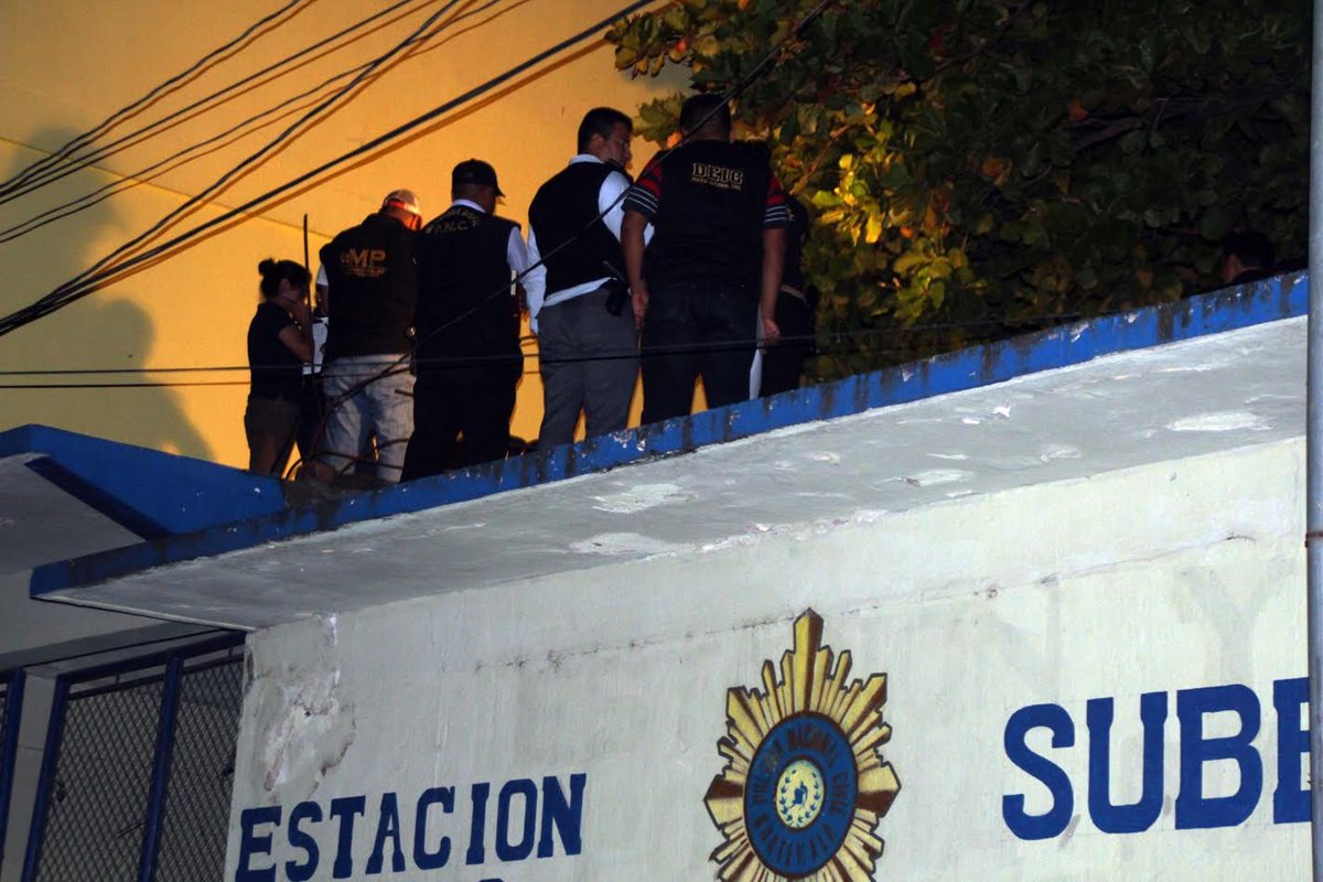 Peritos del MP recaban evidencias en subestación de la PNC en Gualán, Zacapa, donde fue hallado el cadáver de un agente policial. (Foto Prensa Libre: Julio Vargas)