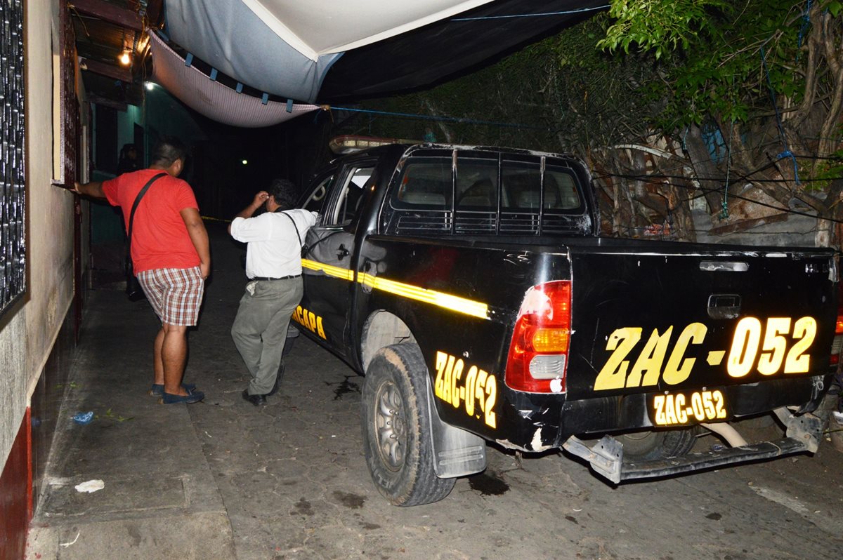 Agentes de la PNC resguardan la escena del crimen, en la cabecera de Zacapa. (Foto Prensa Libre: Víctor Gómez)