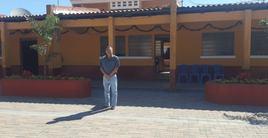 El alcalde de El Adelanto, Jutiapa, Teófilo Corado, quien sufrió el atentado, permanece frente a la comuna. (Foto Prensa Libre: Cortesía comuna de El Adelanto).