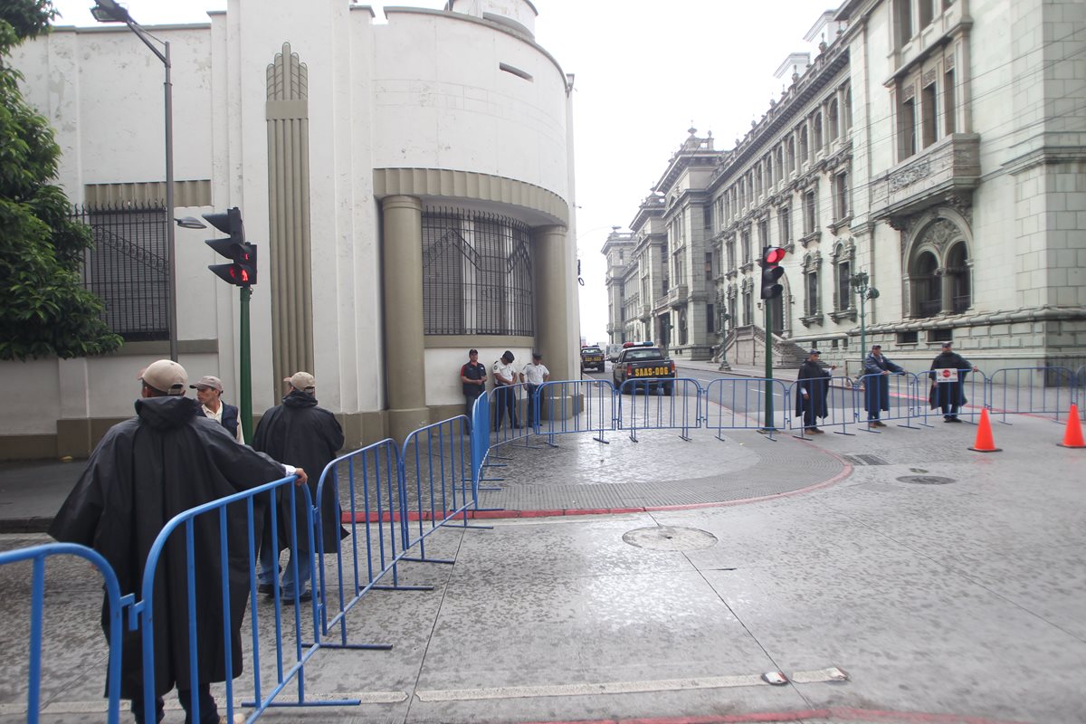 Los alrededores de la Casa Presidencial fueron cerrados, ante  posibles manifestaciones de hoy. (Foto Prensa Libre: Érick Ávila)