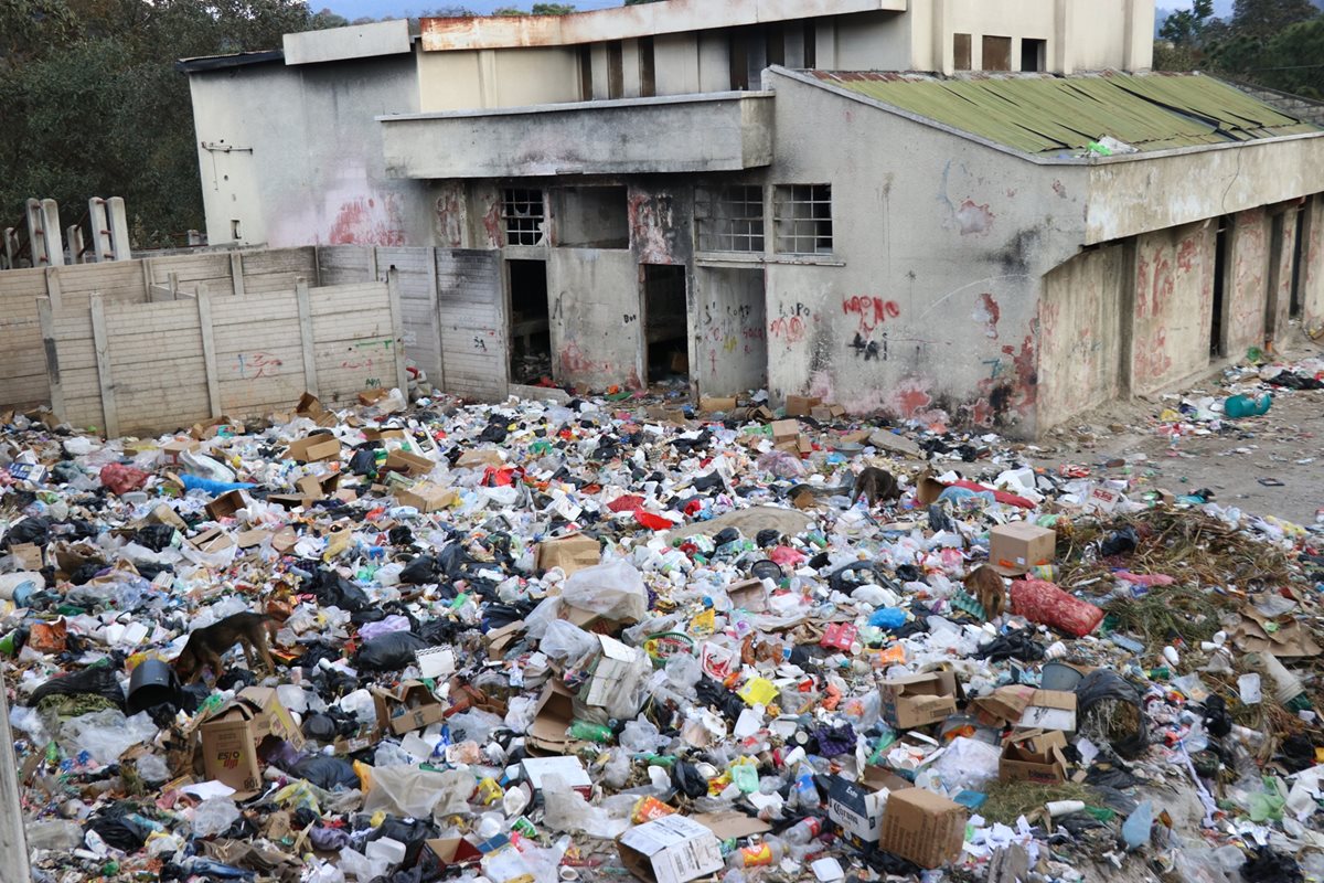 La basura se acumula en un predio que quedó abandonado en lo que sería el rastro municipal de San Cristóbal Totonicapán. (Foto Prensa Libre: María José Longo)