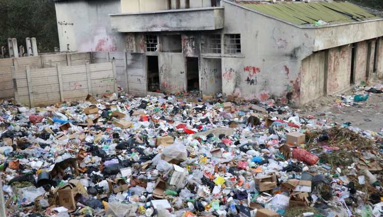 La basura se acumula en un predio que quedó abandonado en lo que sería el rastro municipal de San Cristóbal Totonicapán. (Foto Prensa Libre: María José Longo)