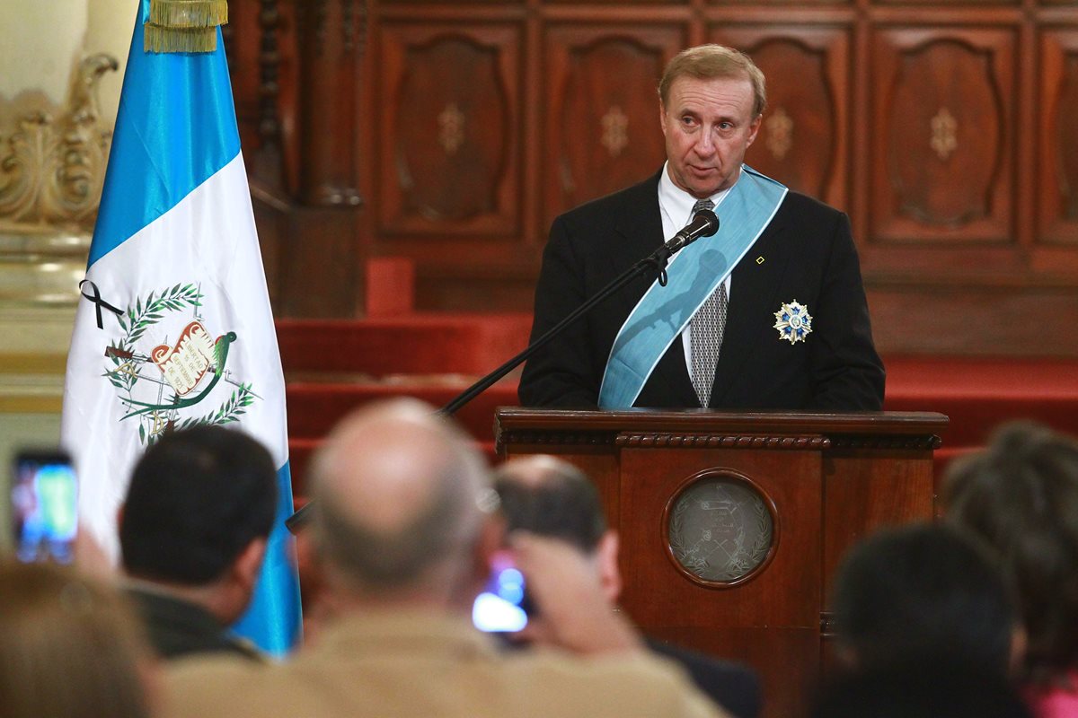 Hansen ofrece discurso de agradecimiento durante la ceremonia en la que se le otorgó la Orden del Quetzal. (Foto Prensa Libre: Carlos Interiano)