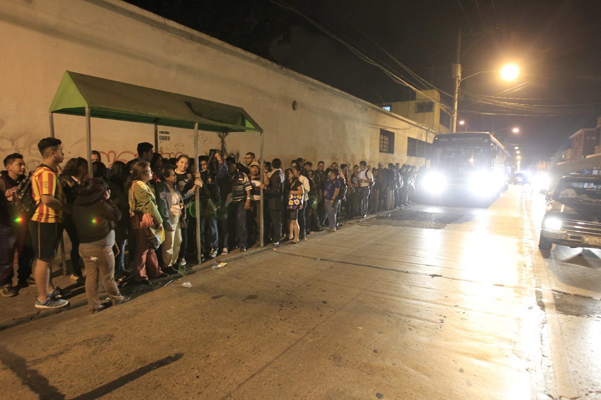 Decenas de usuarios esperan un autobús en la décima avenida de la zona 1. (Foto Prensa Libre: Carlos Hernández)