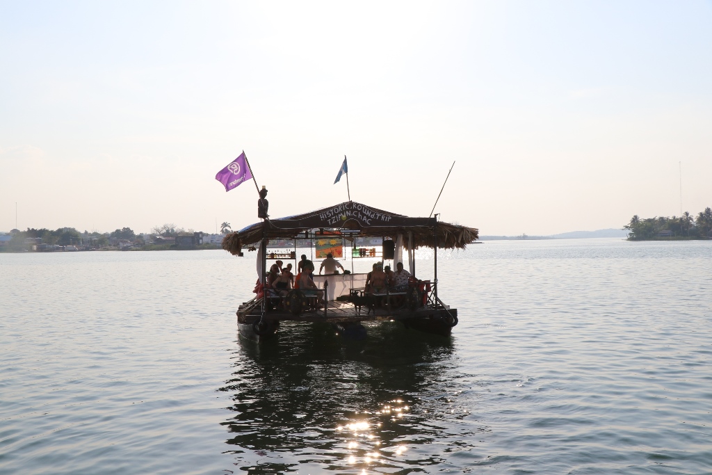 Aprecie la belleza del lago Petén Itzá en un viaje en un bote singular
