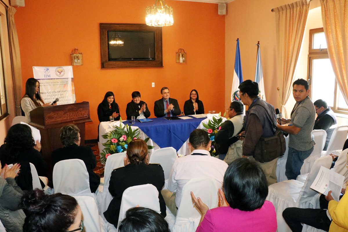 Representantes de diversas instituciones participaron en la firma de convenio para apoyar a niños, niñas y adolescentes víctimas de violencia sexual. (Foto Prensa Libre: Carlos Ventura)