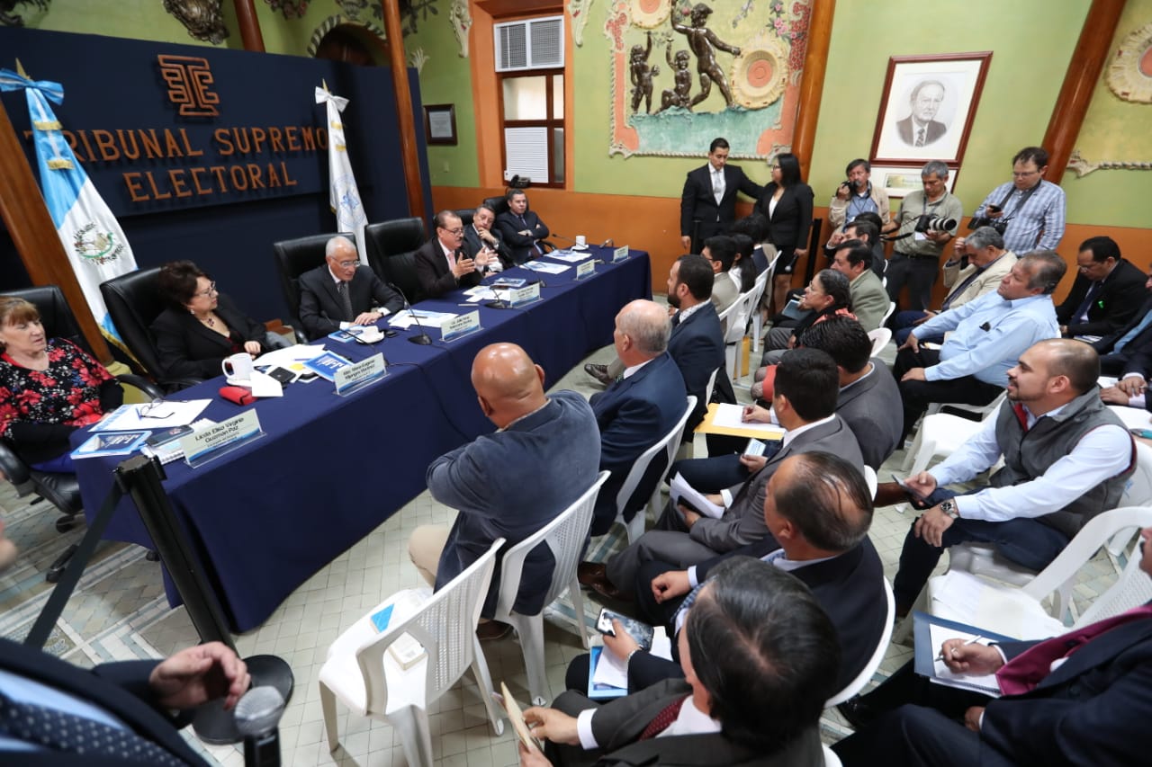 Los magistrados del TSE escuchan las quejas de los fiscales nacionales de los partidos políticos. (Foto Prensa Libre: Carlos Hernández Ovalle)