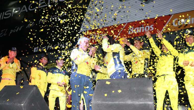 El club Decorabaños celebró su segundo triunfo consecutivo en la Vuelta a Guatemala. (Foto Prensa Libre: Raúl Juárez)