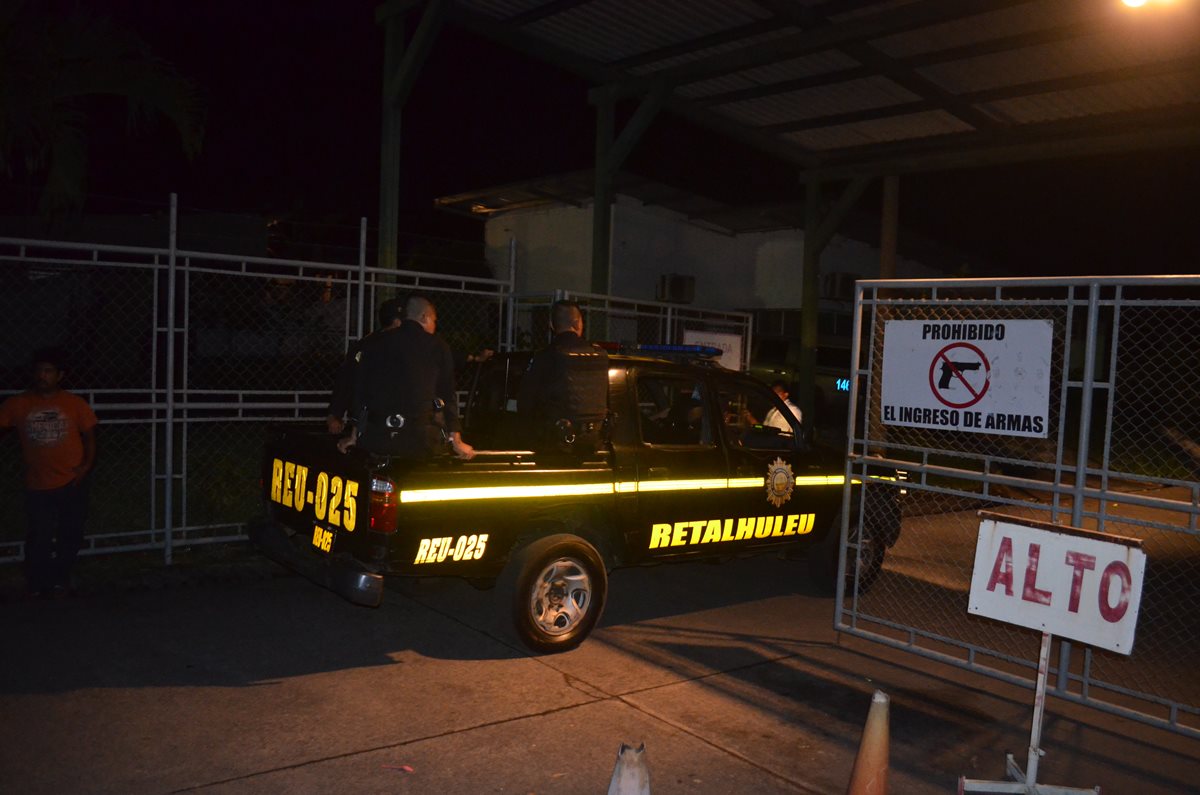 Los agentes heridos fueron ingresados al hospital del Seguro Social de Retalhuleu. (Foto Prensa Libre: Jorge Tizol)